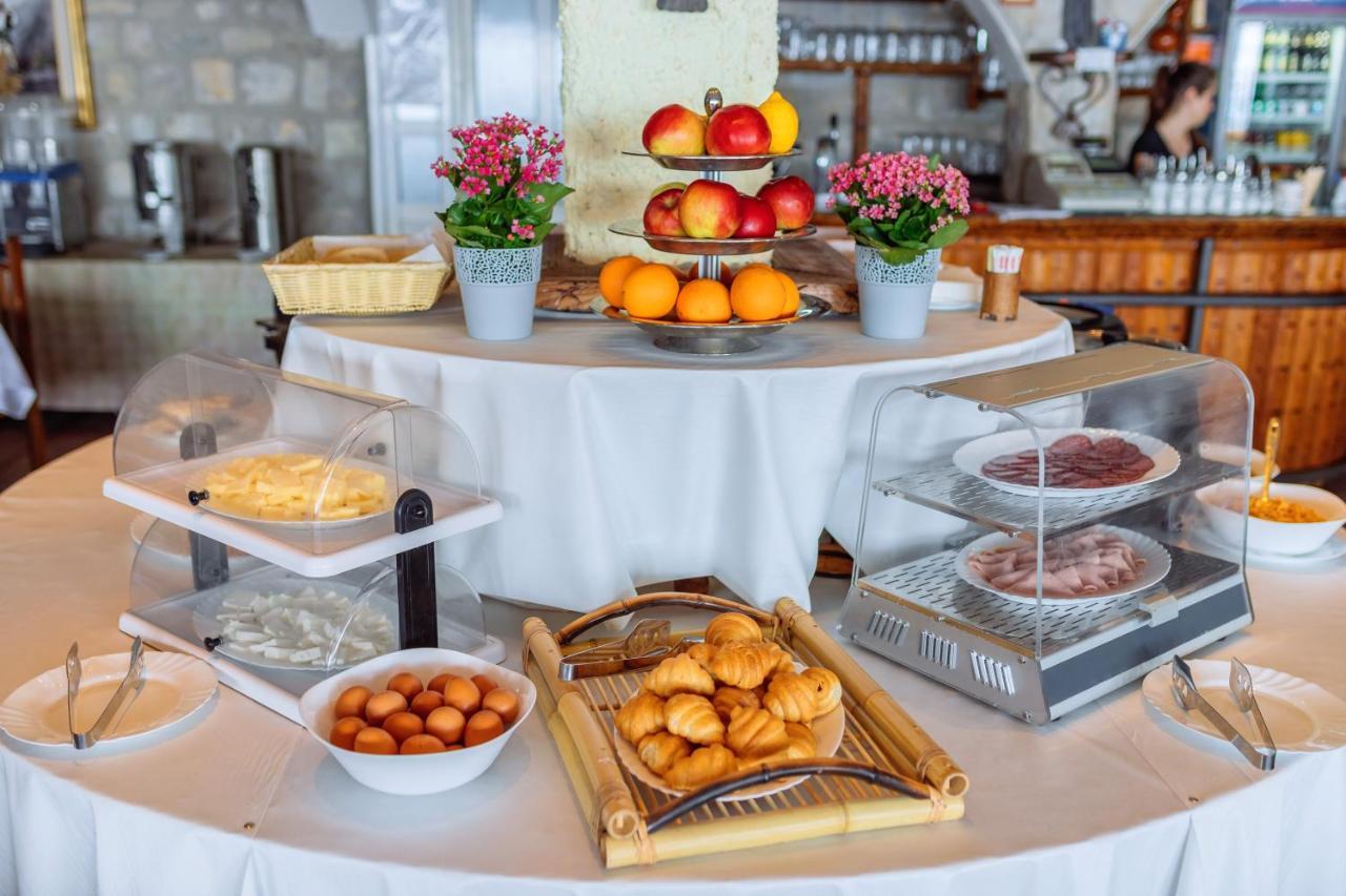 Hotel Savojo Petrovac Ngoại thất bức ảnh